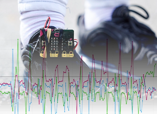 una micro:bit connectada a un entrenador superposada per un gràfic semitransparent de les dades registrades per la micro:bit d'una sèrie temporal 